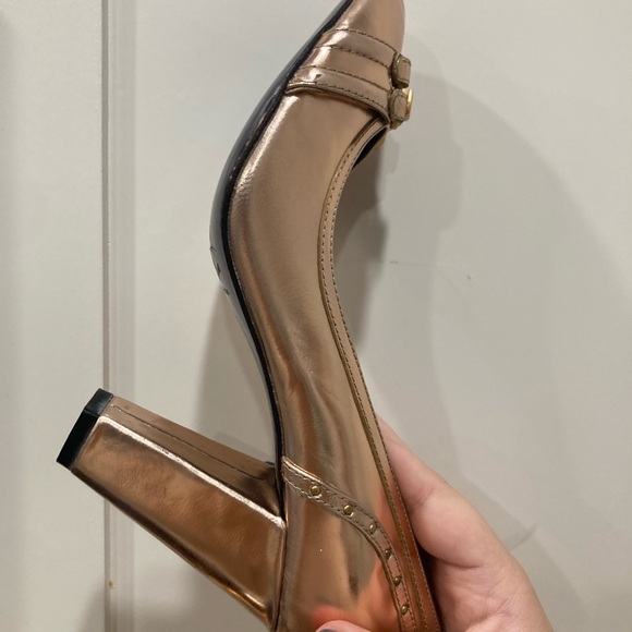 Le Due Sorelle Boutique Metallic Gold Heels - Picture 4 of 6